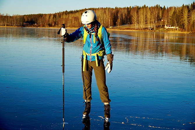 Skridskoåkare kollar isens hållbarhet med ispik